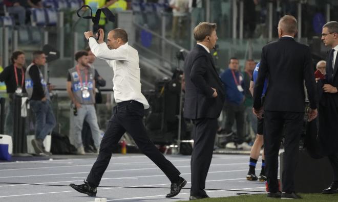 Juventus tränare Massimiliano Allegri stormar av planen efter sitt röda kort i cupfinalen mot Atalanta på Olympiastadion i Rom.