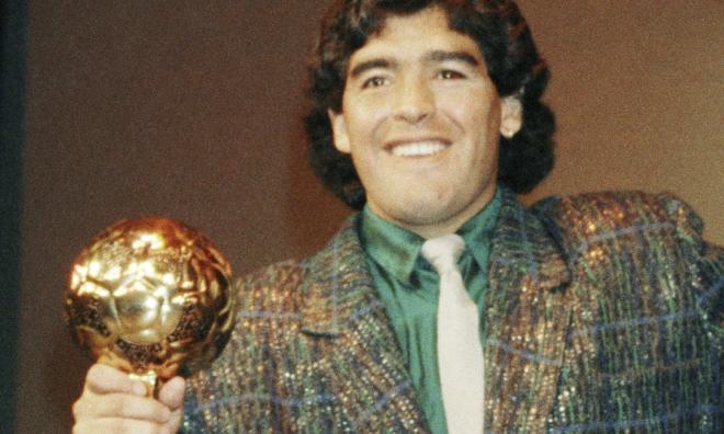 Diego Maradona vid utdelningen av guldbollen som sedan försvann. Arkivbild.
