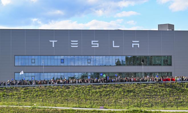 Demonstranter som passerar Teslas fabrik i Grünheide utanför Berlin i lördags.