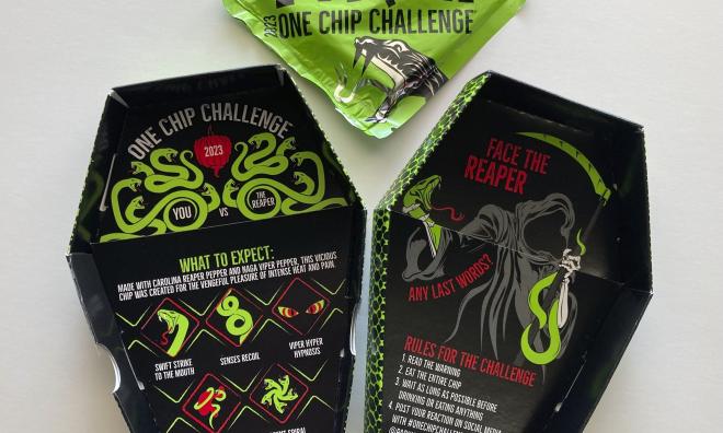En förpackning med det superstarka tortillachipset. På sociala medier den så kallade "One Chip Challenge" utmanat människor att äta ett av chipsen som kryddats med myckt stark chilipeppar. Arkivbild.