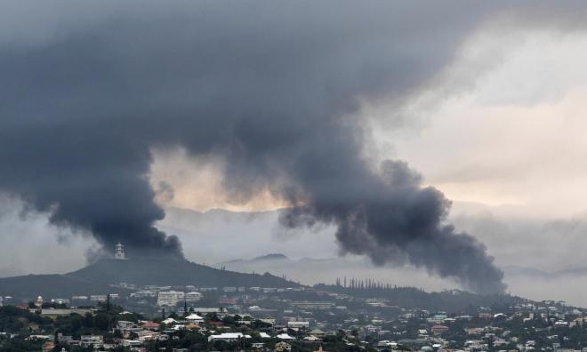 Rök stiger mot himlen över Noumea, Nya Kaledonien i onsdags.