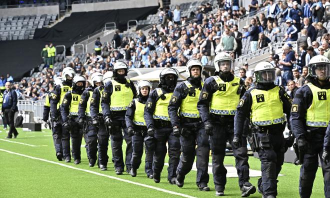 Poliser med hundar och kravallutrustning under skandalderbyt mellan Djurgården och AIK på Tele2 arena i maj i fjol. Arkivbild.