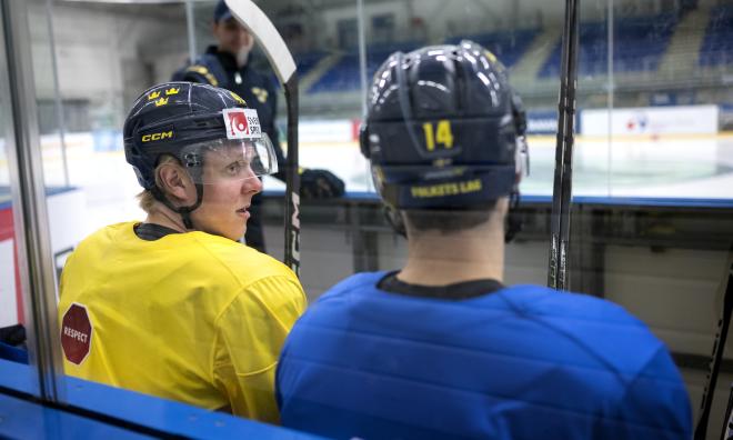 Fabian Zetterlund i samspråk med Joel Eriksson Ek under Tre Kronors träning inför matchen mot Lettland.