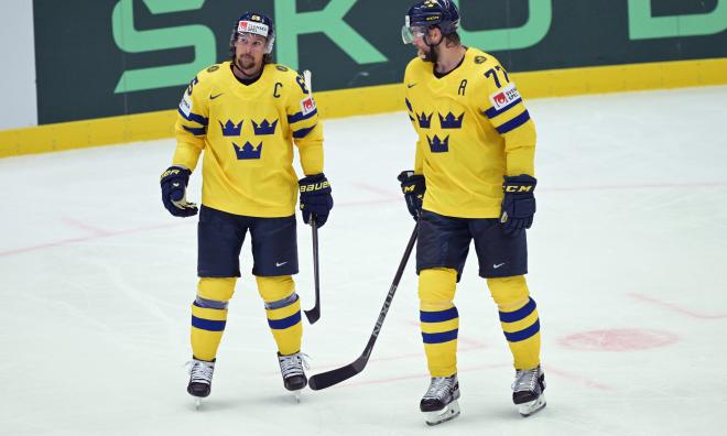 Backparet Erik Karlsson, till vänster, och Victor Hedman spelar i olika backpar mot Lettland. Arkivbild.