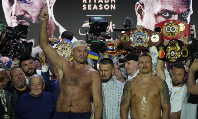 Tyson Fury, till vänster, och Oleksandr Usyk, till höger, gör upp om titeln som obestridd världsmästare i tungviktsboxning.