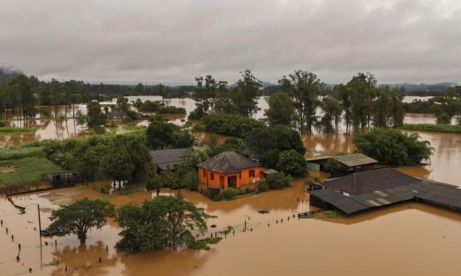 Minst 29 människor har dött och förstörelsen är stor efter häftiga skyfall, översvämningar och jordskred i södra Brasilien.