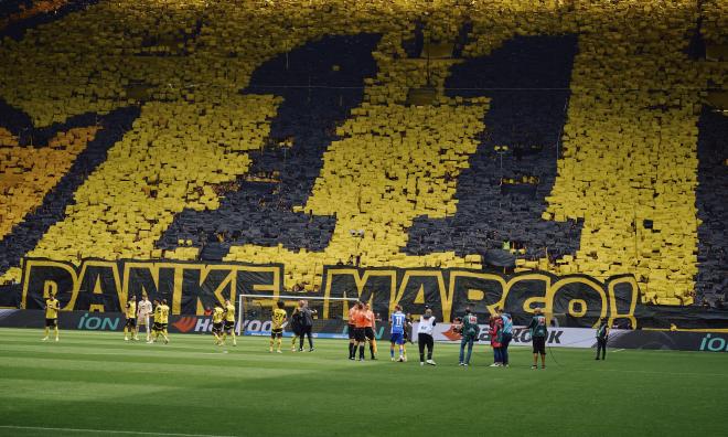 Marco Reus hyllades stort av "Gula väggen" på Dortmunds hemmaarena, Signal Iduna Park.