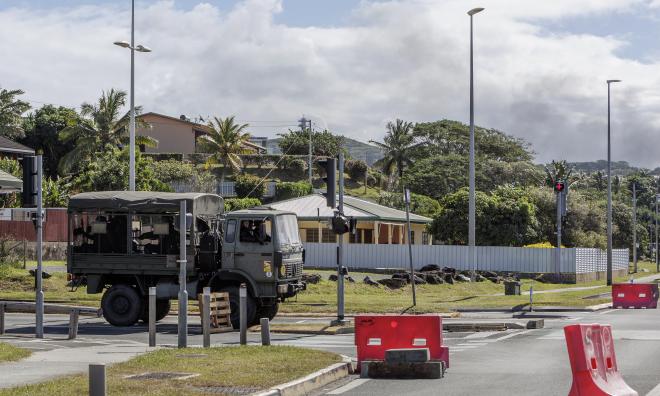 Franska gendarmer har sänts ut för att säkra vägen mellan Nya Kaledoniens huvudstad Nouméa och den internationella flygplatsen. Arkivbild.