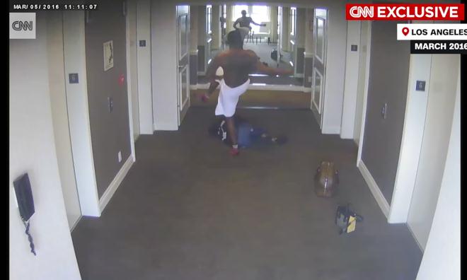 En videoupptagning från hotellets övervakningskamera visar hur Sean “Diddy” Combs attackerar sin dåvarande flickvän i mars 2016.