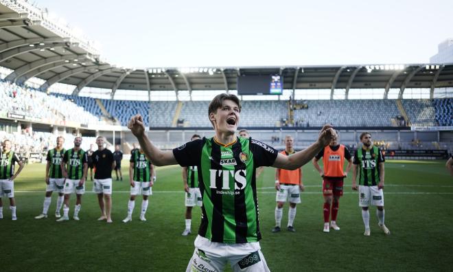 Gais tvåmålsskytt Axel Henriksson firar segern mot Elfsborg.