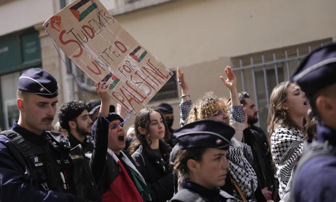 Studenter demonstrerar för Palestina utanför universitetet La Sorbonne den 29 april. Demonstrationerna har spridit sig till närliggande universitetet Sciences Po där studenter nu avlägsnas.