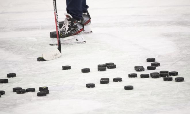 Ishockeyförbundet skärper reglerna för när utländska barn under 18 år får flytta till Sverige för att spela ishockey. Arkivbild.