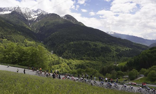 Giro d'Italia-cyklisterna på den 15:e etappen upp mot Livigno.
