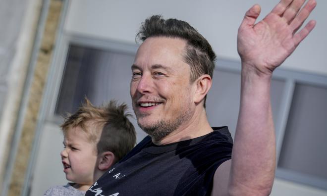Teslas vd Elon Musk vinkar glatt - hoppas få stöd av svenska småsparare. Arkivbild.
