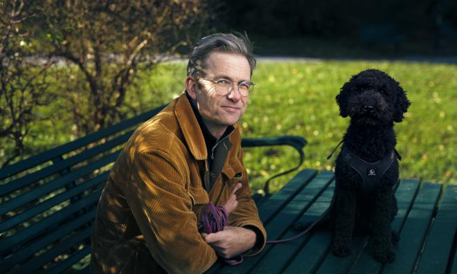 Författaren Kalle Dixelius är en av alla som skrivit böcker om hundar det senaste året. Hans bok "Jag vill ha en hund" gavs ut i april. Pressbild.
