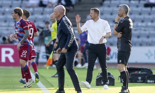 Den tidigare Malmö FF-tränaren Uwe Rösler (i förgrunden) och hans Århus spelade bort FC Köpenhamn och dess tränare Jacob Neestrup från ligaguldet i Danmark.