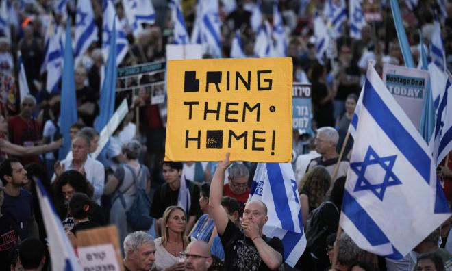Israeler i protester mot premiärminister Benjamin Netanyahus regering i Tel Aviv tidigare i maj.