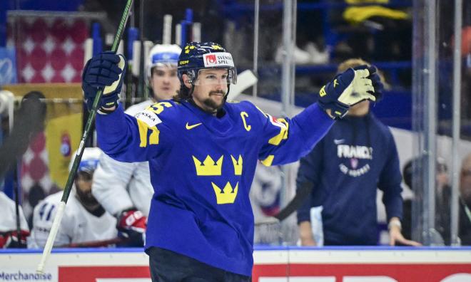 Erik Karlsson hoppas få jubla i VM-kvartsfinalen mot Finland.