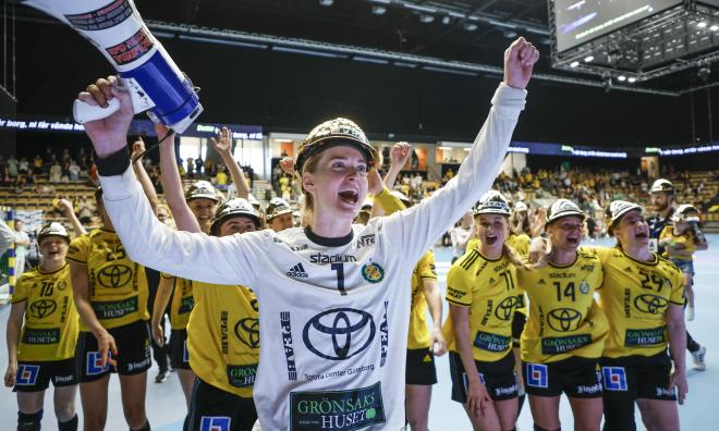 Johanna Bundsen och Sävehof firar klubbens tredje raka SM-guld tillsammans med hemmapubliken.