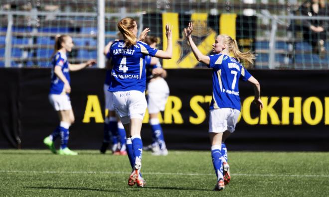 Norrköpings Ebba Handfast (4) och Elin Rombing (7) jublar sedan Sara Kanutte Fornes gjort ett av sina två mål.