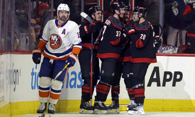 Carolina besegrade New York Islanders med 6–3 på onsdagen och är därmed vidare till kvartsfinal i Stanley Cup-slutspelet.