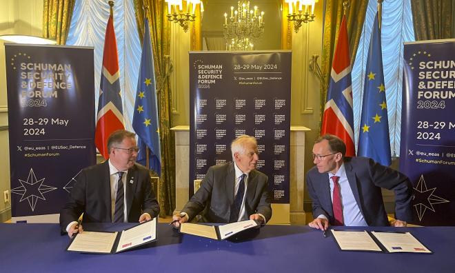 Norges försvarsminister Bjørn Arild Gram (Sp) och utrikesminister Espen Barth Eide (Ap) på var sin sida om EU:s utrikeschef Josep Borrell när EU och Norge undertecknar ett samarbetsavtal.