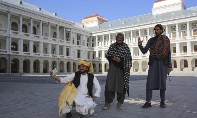 Afghaner tar selfies vid det nyligen renoverade Darullamanpalatset sydväst om Kabul. Palatset uppfördes av västerländska arkitekter på 1920-talet på order av kung Amanullah Khan och drottning Soraya Tarzi.