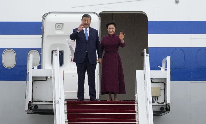 Kinas president Xi Jinping och hans hustru Peng Liyuan anländer till Frankrike på söndagen.