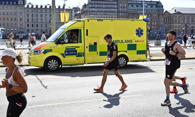 En person har kollapsat med misstänkt hjärtstopp under Stockholm Marathon.