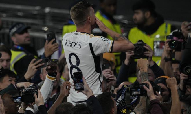Toni Kroos firar med Real Madrids fans.