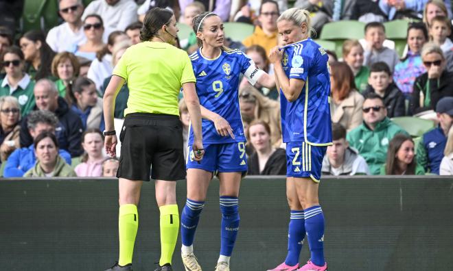 "På den här nivån får det inte se ut så här", säger Sveriges Kosovare Asllani (till vänster) om domarinsatsen i 3–0-segern borta mot Irland i EM-kvalet.