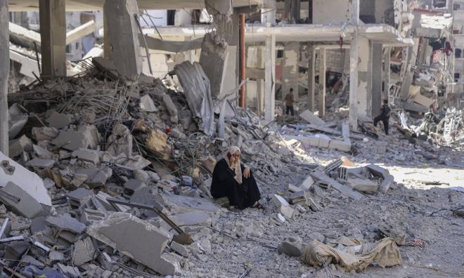 En kvinna i spillrorna av hennes hem i Jabalia, sedan israeliska styrkor dragit sig tillbaka från staden.