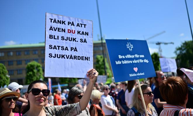 Demonstrationer vid Vårdförbundets demonstration för kortare arbetstid på Gustaf Adolfs torg i Göteborg under lördagen.