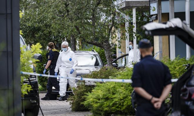 Polis på plats efter en dödsskjutning av en ung man på Dalhem i Helsingborg i augusti 2023. Vid mordet användes en pistol av det österrikiska märket Glock.