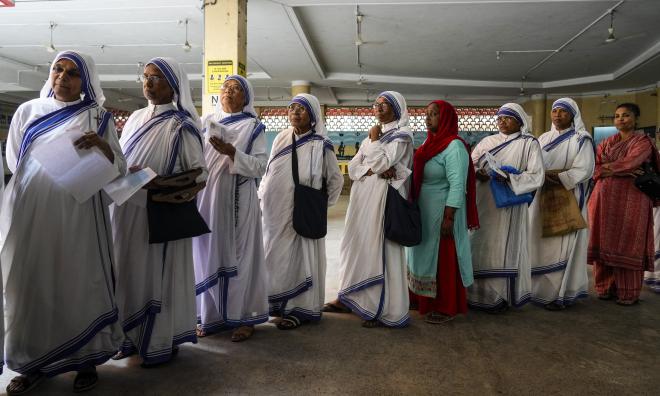 Nunnor köar till en vallokal i Calcutta.