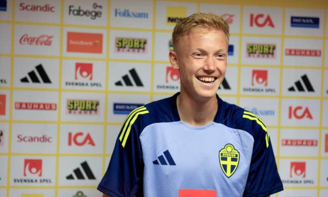 Skåningen Hugo Larsson var på strålande humör när han mötte journalister efter landslagets träning i Malmö.