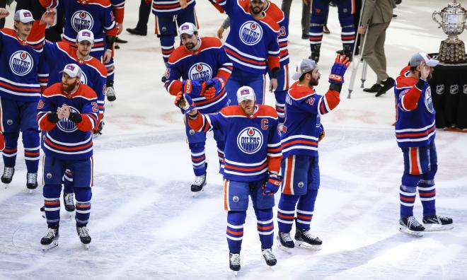 Edmontonspelare firar med publiken efter att ha slagit ut Dallas i det sjätte semifinalmötet.