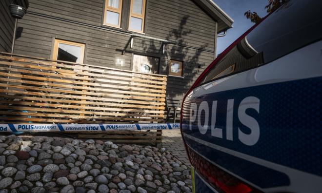 Den 13 oktober förra året sköts två kvinnor till döds i en villa i Tullinge utanför Stockholm. En 17-åring åtalas för dubbelmordet och ett tredje mord kvällen innan. Arkivbild.