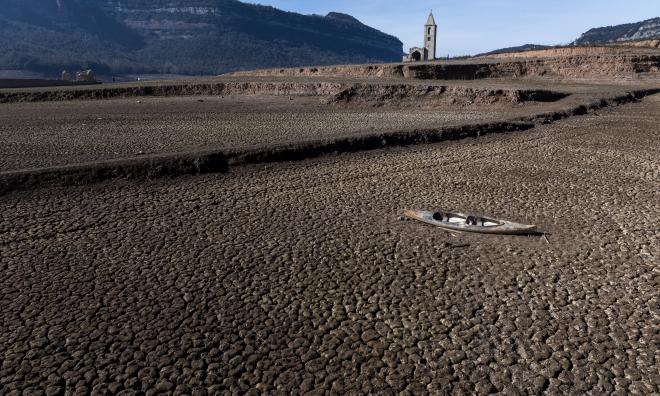 En övergiven kajak i en uttorkad vattenreservoar tio mil norr om Barcelona. Den mer än två år långa torkan har drabbat Spanien hårt. Arkivbild.