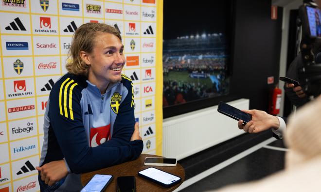 Malmö FF-spelaren Sebastian Nanasi träffade journalister efter träningen med A-landslaget i Malmö.