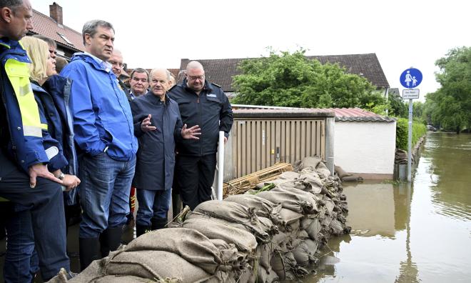 Tysklands förbundskansler Olaf Scholz har tillsammans med lokala ledare besökt den översvämningsdrabbade tyska delstaten Bayern.
