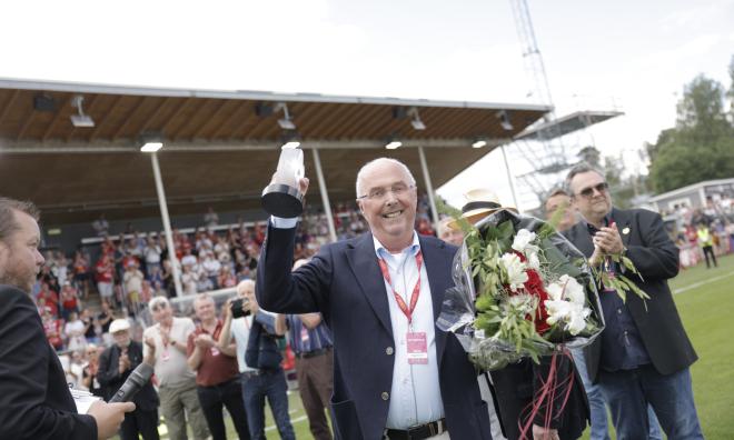 "Svennis" hyllas för sina insatser i Degerfors IF i samband med dagens fotbollsmatch.