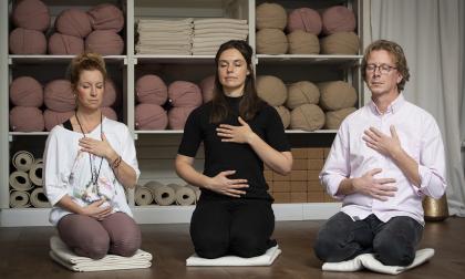 Yogaläraren Kim Jansson, läkaren Karolina Viltblom och KBT-psykoterapeuten Thomas Ericksson berättar om vikten av att andas mer medvetet för en bättre hälsa.