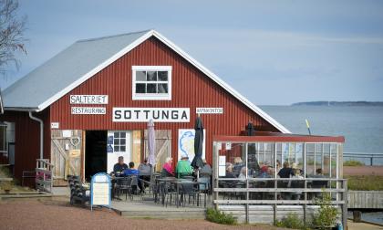 Restaurangen Salteriet på Sottunga har i dag solpaneler på taket, en orsak till de förminskade utsläppen i kommunen. (Bilden är tagen vid ett tidigare tillfälle.)