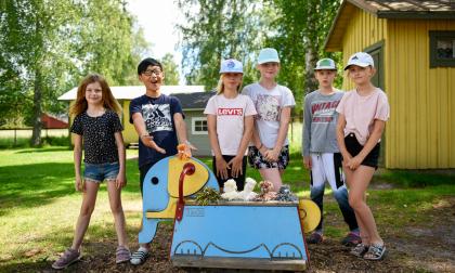 Barnen visar stolt upp sina bläckfiskar som dTilde Mattsson, Ville Manselin, Stella Karlsson, Lycke-Li Lyyski, Leo Janlöv och Elli Mattsson.