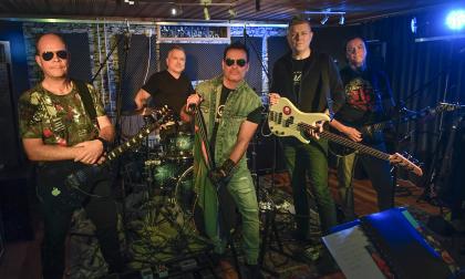 Fury består av, från vänster, gitarristen Andreas Strömberg, trummisen Bror-Erik Pihlaja, sångaren Kim Dahlström, basisten Håkan Strömmer och en till gitarrist i form av Niklas Karlsson.