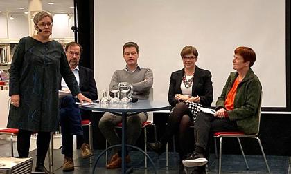 Nina Fellman, Ulf Weman, Edvard Johansson, Siv Sandberg och Mia Hanström deltog i paneldiskussionen efter mötet.