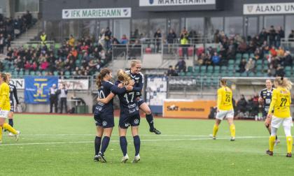 Åland United- KuPS, Dana Leskinen, Riikka Lilja, säsongsavslutningen *** Local Caption *** @Bildtext:I och med segern räcker det nu med en poäng i säsongsavslutningen borta mot PK-35 Vanda för att Åland United ska ta FM-bronset. På bilden ser vi Dana Leskinen hoppa upp i famnen på målskytten Riikka Lilja.@Normal:<@Foto>Foto: Hülya Tokur-Ehres