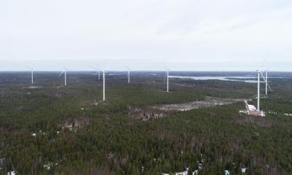 080322 , 08032022 , 20203008 , Långnabba vindkraftpark , sista vindkraftverket montering av vingarna startar under kvällen , vindkraft , alternativ energi , el , grön el , vindkraftpark , Allwinds , bygge av vindkraftverk , flygbild , flygfoto *** Local Caption *** @Bildtext:De tio vindkraftverken i Långnabba, Eckerö står nu på plats.<@Foto>Foto: Robert Jansson