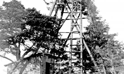 Luftbevakningstornet på Föglö Stentorpa kasberg hörde till de enkla konstruktioner som måste demoleras.